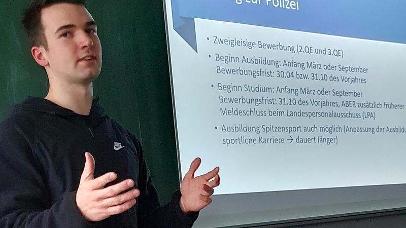 Leno W. informiert am Gymnasium Höchstadt über Karrierechancen bei der Polizei.