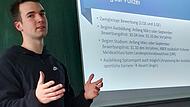Leno W. informiert am Gymnasium Höchstadt über Karrierechancen bei der Polizei.