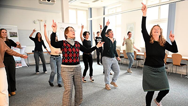 Susanne Schreyer bringt Mitarbeitenden des Leibniz-Institutes f&uuml;r Bildungsverl&auml;ufe (LIfBi) in ihrer Mittagspause den Tanz f&uuml;r den Flashmob der globalen Initiative &bdquo;One Billion Rising&ldquo; bei.