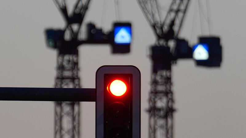 Die Senkung  der  Mineral&ouml;lsteuer ist purer Aktionismus. Sie kostet den Staat  Milliarden,  bringt wenig und ist zudem ungerecht.  Bei anderen Reformvorhaben steht die  Regierung weiter  auf der Bremse, kritisiert Gerd Schneider.