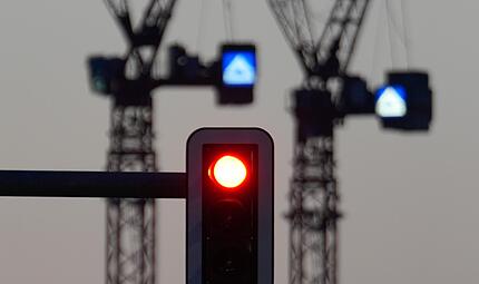 Die Senkung  der  Mineral&ouml;lsteuer ist purer Aktionismus. Sie kostet den Staat  Milliarden,  bringt wenig und ist zudem ungerecht.  Bei anderen Reformvorhaben steht die  Regierung weiter  auf der Bremse, kritisiert Gerd Schneider.