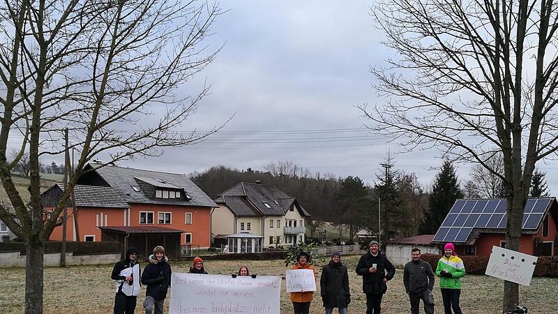 Retten konnten diese Gruber die beiden Bäume, die inzwischen auch gefällt sind, und einen weiteren nicht. Nach ihrem Prostest soll nun aber wenigstens Ersatz an anderer Stelle im Ort gepflanzt werden.