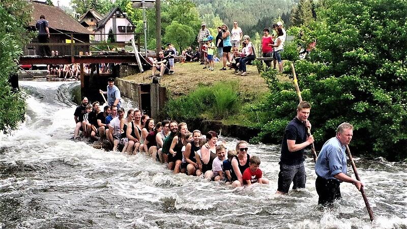 Gro&szlig;er Beliebtheit erfreuen sich die z&uuml;nftigen Flo&szlig;fahrten auf der Wilden Rodach zwischen Schnappenhammer und Wallenfels. Zwei Termine sind bereits komplett ausgebucht.