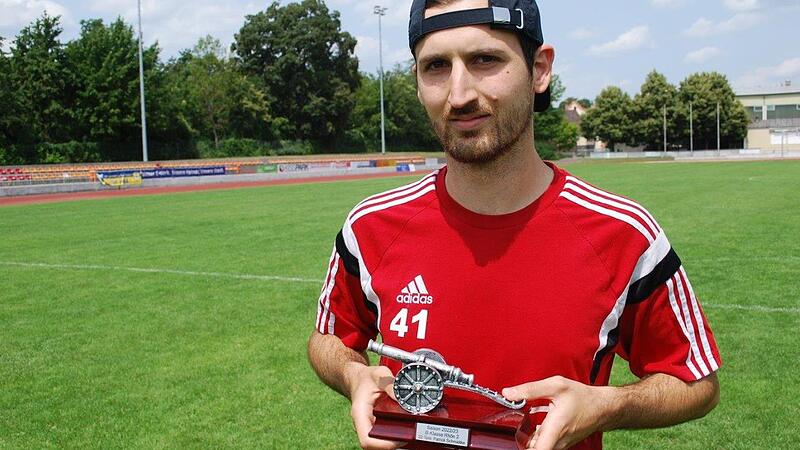 Patrick Schmidtke von der SG Burglauer/Reichenbach/Windheim II bekommt seine erste Torj&auml;ger-Troph&auml;e von der Saale-Zeitung im Bad Kissinger Sportpark &uuml;berreicht.