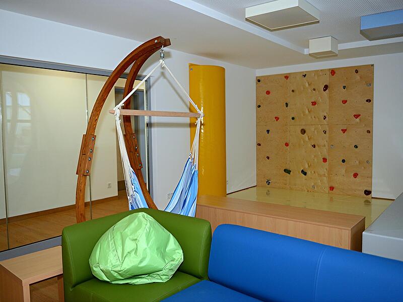 Im sogenannte Youthroom im Kinder- und Jugendhospiz Bamberg haben die schon etwas älteren Geschwisterkinder die Möglichkeit, sich zurückzuziehen und ihren Vorlieben nachzugehen. Im sogenannte Youthroom im Kinder- und Jugendhospiz Bamberg haben die schon etwas älteren Geschwisterkinder die Möglichkeit, sich zurückzuziehen und ihren Vorlieben nachzugehen.