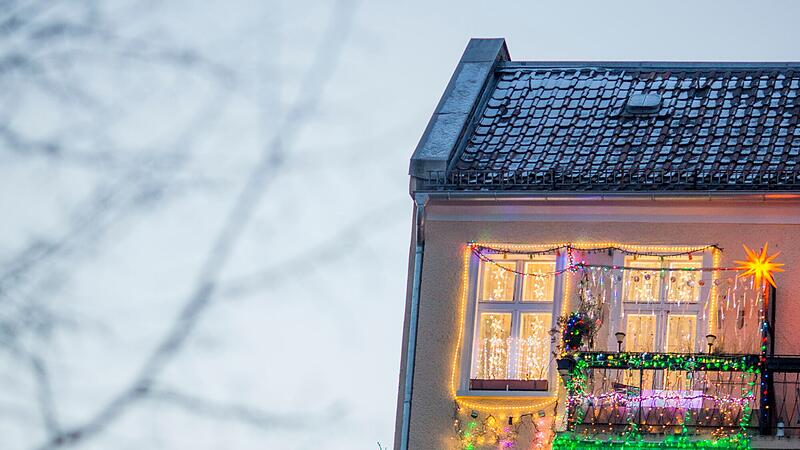 Weihnachtsdekoration an einem Haus