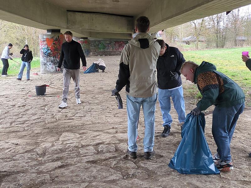 Ramadama Aufräumaktion am 14. März in MünnerstadtRamadama Aufräumaktion am 14. März in Münnerstadt Die Gruppe Next Generation sammelte Scherben unter der Bücke.