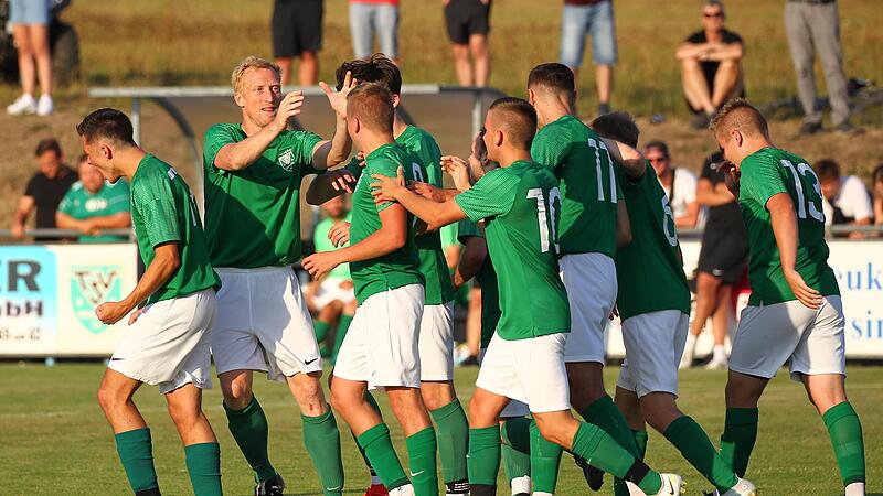 Die Erlösung für den TSV Neukenroth – er geht nach einem Freistoß von Felix Maurer in Führung. Die Erlösung für den TSV Neukenroth – er geht nach einem Freistoß von Felix Maurer in Führung.