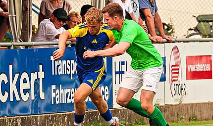 Der Wallenfelser David St&ouml;cker (links) im Duell mit Unterrodachs Jonathan Fischer. Heinrich Wei&szlig;