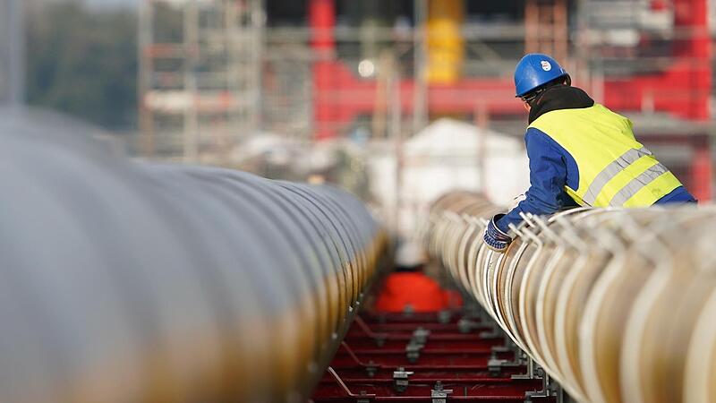 Ein Arbeiter baut Gas-Pipelines für den geplanten LNG-Flüssiggas-Schwimmterminal in Brunsbüttel zusammen. In der EU herrscht indes weiter Uneinigkeit, wie man die hohen Gaspreise in den Griff bekommen will.