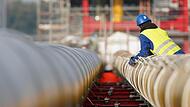 Ein Arbeiter baut Gas-Pipelines für den geplanten LNG-Flüssiggas-Schwimmterminal in Brunsbüttel zusammen. In der EU herrscht indes weiter Uneinigkeit, wie man die hohen Gaspreise in den Griff bekommen will.
