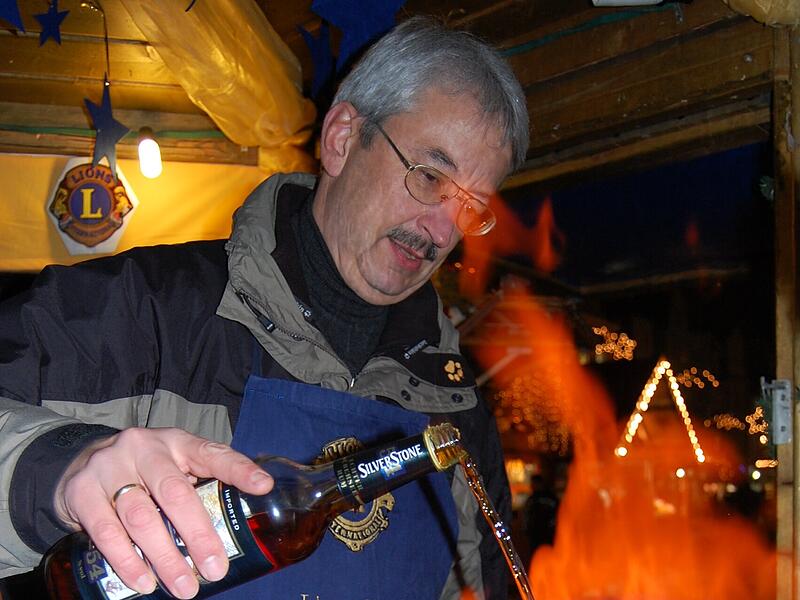 Dezember 2008: Auf den Spuren von Heinz Rühmann: Der damalige Polizeichef Udo Skrypczak setzt am Weihnachtsmarktstand des Lions Club Coburg eine Feuerzangenbowle an. Dezember 2008: Auf den Spuren von Heinz Rühmann: Der damalige Polizeichef Udo Skrypczak setzt am Weihnachtsmarktstand des Lions Club Coburg eine Feuerzangenbowle an.