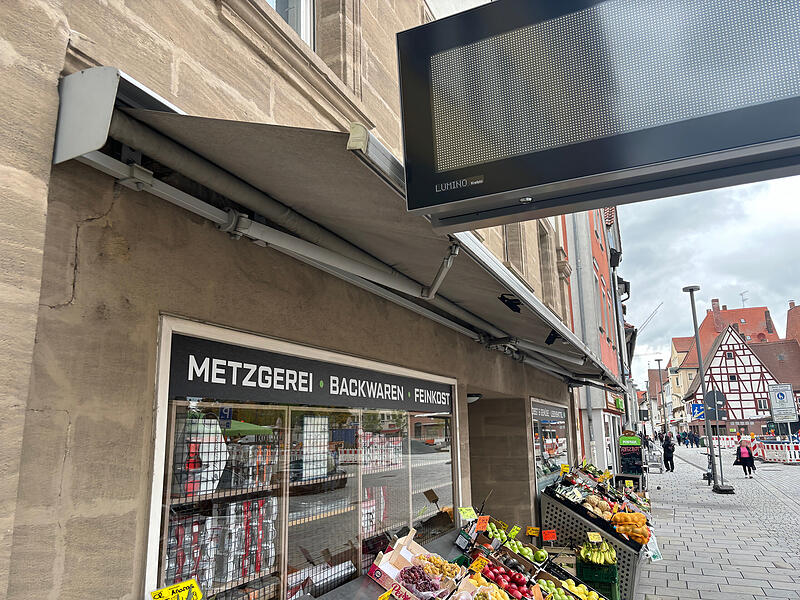 So sah die Situation noch bis vor Kurzem aus: Das neue Businfodisplay behinderte die Markise eines Ladens merklich.