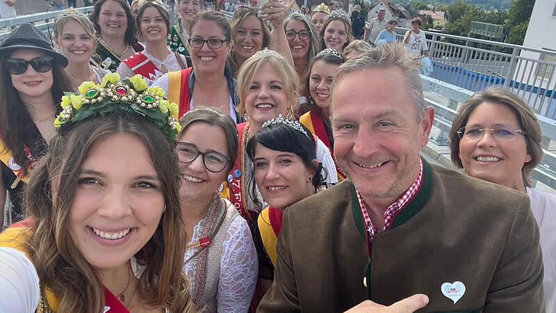 Selfie der Forchheimer Bierk&ouml;nigin Luisa I. mit B&uuml;rgermeister Udo Sch&ouml;nfelder, B&uuml;rgermeisterin Annette Prechtel (r.) und weiteren K&ouml;niginnen.