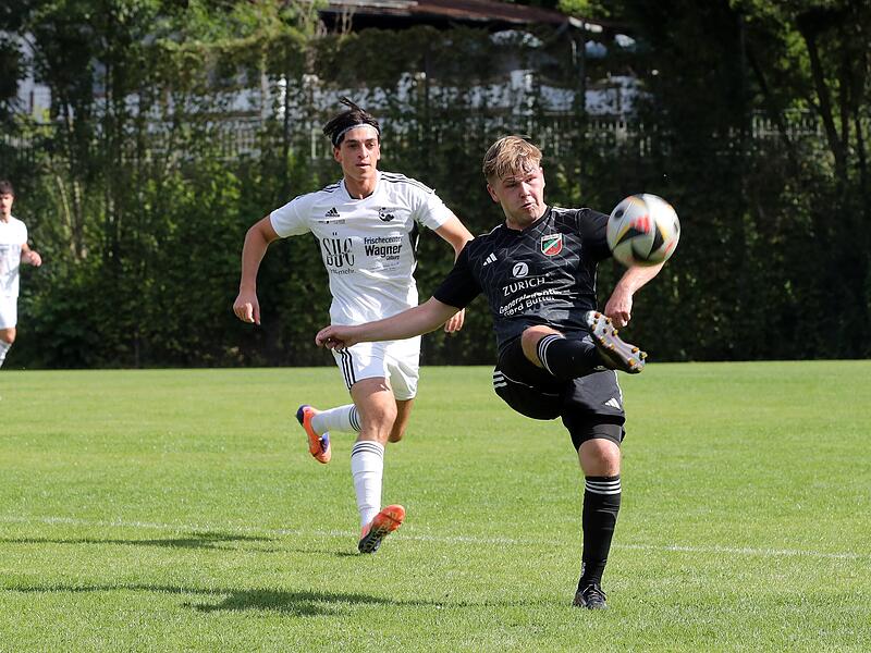 Nach 2:0-Führung musste sich der FSV Phönix Buttenheim um Maximilian Braun (in Schwarz) nach zwei späten Gegentreffern noch mit einem 2:2-Unentschieden zufrieden geben.