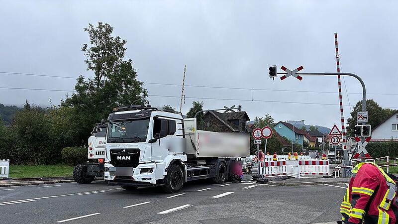 D&ouml;rfles-Esbach: Biertransporter verliert Ladung an Bahn&uuml;bergang