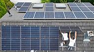Installation einer PV-Anlage auf einem Dach