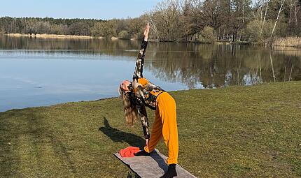 Durch ihre Yoga&uuml;bungen bleibt Vesna Kolman in der Balance.