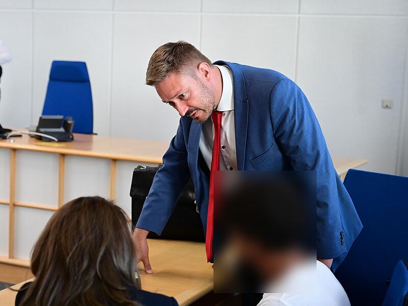 Amtsgericht Bamberg Falschgeld Döner-Imbiss Anker-Einrichtung Rechtsanwalt Maximilian Glabasnia aus Bamberg im Gespräch mit dem Angeklagten.