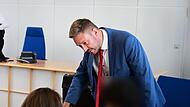Amtsgericht Bamberg Falschgeld Döner-Imbiss Anker-Einrichtung Rechtsanwalt Maximilian Glabasnia aus Bamberg im Gespräch mit dem Angeklagten.