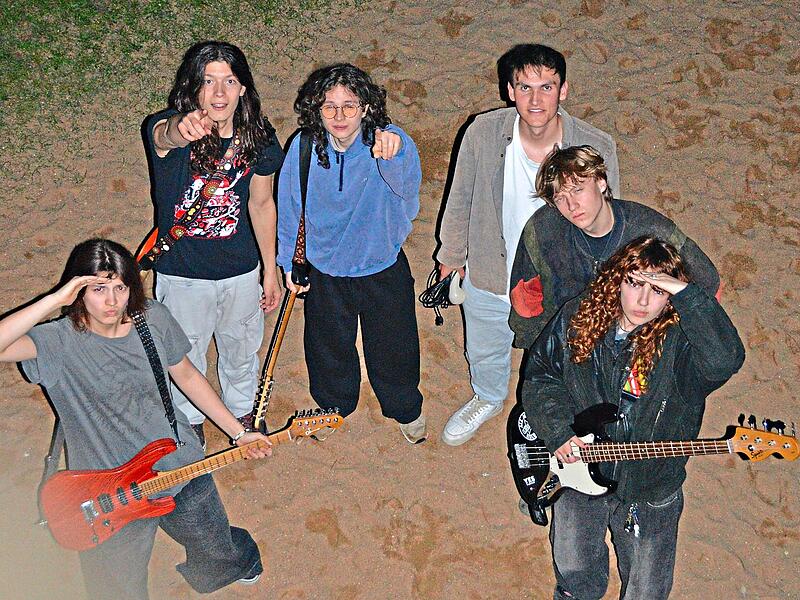 Die Band &bdquo;Half Step Down&ldquo; aus Erlangen aus bewegt sich musikalisch zwischen Classic Rock, Punk und Metal &ndash; und das in bis zu sechs Sprachen. STOW301