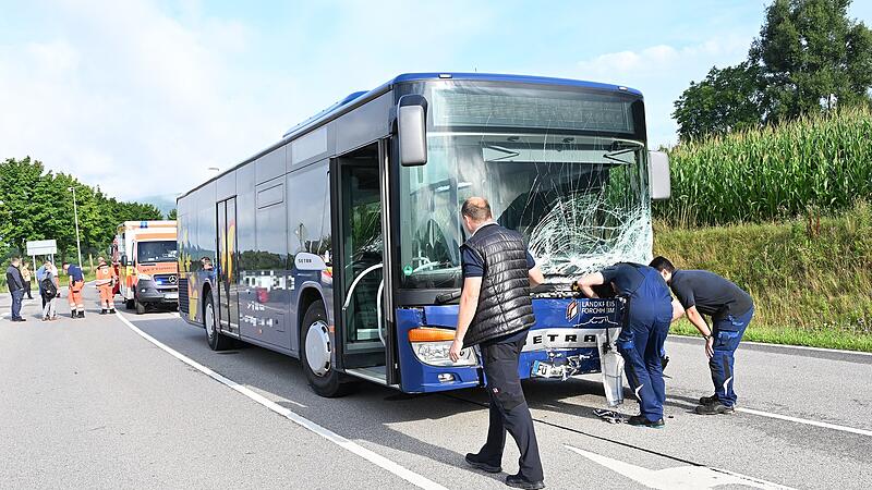 Bei Pretzfeld kam es am Donnerstagvormittag zu einem schweren Zusammenstoß zwischen einem Auto und einem SchulbusForchheim & Fränkische Schweiz Bei Pretzfeld kam es am Donnerstagvormittag zu einem schweren Zusammenstoß zwischen einem Auto und einem Schulbus.