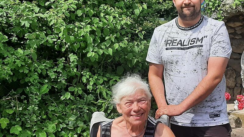 Gespr&auml;che, Neckereien, Spazierg&auml;nge: Markus Fischer schenkt Ingrid Pl&ouml;tz, Bewohnerin des Kathi-Baur-Pflegezentrum St. Heinrich in Burgkunstadt, im Rahmen des Besuchsdienstes des Aktiven B&uuml;rger Zeit.
