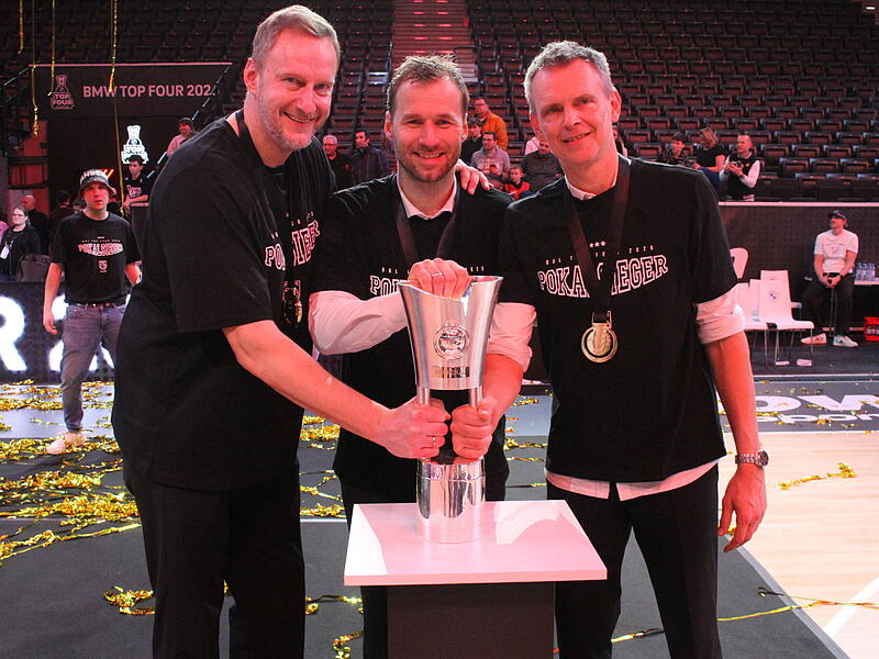 Früher hatte Anton Gavel als Spieler unter den Trainern Arne Woltmann (links) und Stefan Weissenböck (rechts) Titel gehamstert, jetzt feierten sie als Trainerteam den Pokalsieg. Früher hatte Anton Gavel als Spieler unter den Trainern Arne Woltmann (links) und Stefan Weissenböck (rechts) Titel gehamstert, jetzt feierten sie als Trainerteam den Pokalsieg.