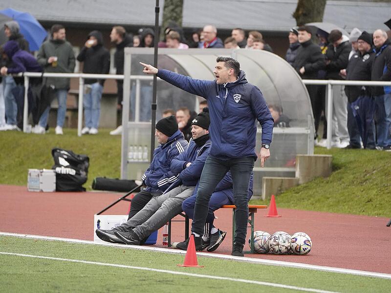 Trainer Achim Engel mit emotionalem Einsatz bei einem Landesligaspiel seines TSV M&ouml;nchr&ouml;den (gegen den FC Lichtenfels): Aus dem 4:4 gegen den TSV Abtswind kann er f&uuml;r die kommende Partie gegen den Tabellenzweiten Gro&szlig;bardorf n&uuml;tzliche Lehren ziehen.