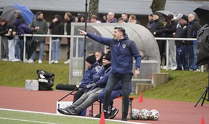 Trainer Achim Engel mit emotionalem Einsatz bei einem Landesligaspiel seines TSV M&ouml;nchr&ouml;den (gegen den FC Lichtenfels): Aus dem 4:4 gegen den TSV Abtswind kann er f&uuml;r die kommende Partie gegen den Tabellenzweiten Gro&szlig;bardorf n&uuml;tzliche Lehren ziehen.