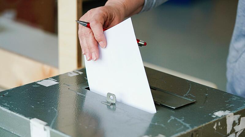 Wie auf diesem Symbolbild standen jüngst die Wahlurnen in Berlin bereit. Nun starten die Koalitionsverhandlungen. Wie auf diesem Symbolbild standen jüngst die Wahlurnen in Berlin bereit. Nun starten die Koalitionsverhandlungen.