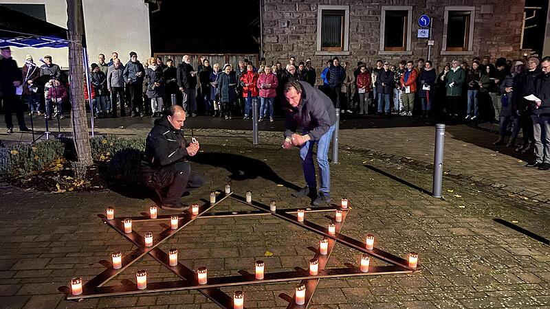 In Gedenken an die Hammelburger Holocaust-Opfer entzündeten Daniel Kuhn (links) und Thomas Mendel von der Stadtverwaltung Kerzen.