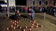 In Gedenken an die Hammelburger Holocaust-Opfer entzündeten Daniel Kuhn (links) und Thomas Mendel von der Stadtverwaltung Kerzen.