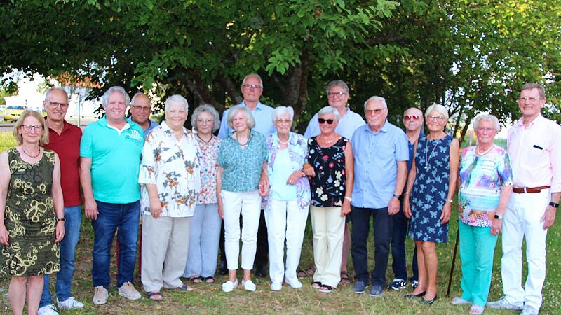 Vizebürgermeisterin Elisabeth Assmann, Vorstandsmitglied Hilmar Beck (von links) sowie Vorsitzender Willy Willeke (rechts) würdigten die langjährigsten Mitglieder und ihre Verdienste: (weiter von links) Joachim Walz, Klaus Wüscher, Erika Böhm, Gab...