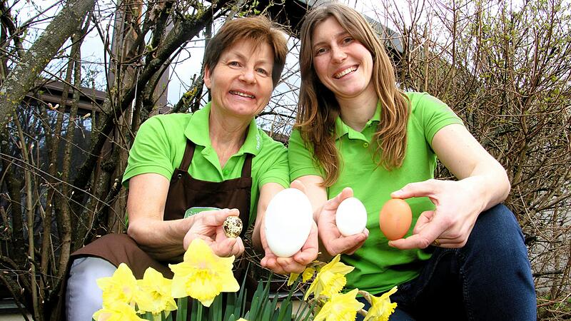 Ostereier aller Art: Monika Hegwein (links) h&auml;lt ein Wachtel- und ein G&auml;nseei in die Kamera, w&auml;hrend Larissa Weinmann ein wei&szlig;es und ein braunes Osterei zeigt. Die Hauswirtschaftsmeisterin und die Fachlehrerin haben clevere Tipps f&uuml;r den Osterhasen und seine Gehilfen.&nbsp;