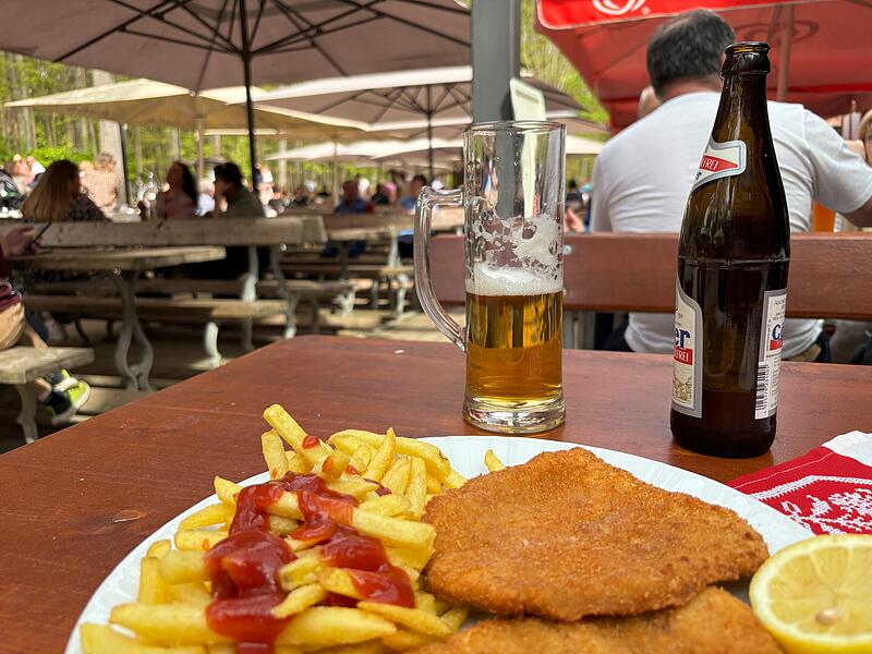 Im Vergleich dazu ging es auf dem Kreuzberg bei Hallerndorf ruhig zu: Die Kellerwirtschaften hatten geöffnet, es war aber kein Problem, einen Platz und etwas zu Essen zu bekommen.Ein bisschen Sommer im April - und die Massen stürmen die Fränkische Schweiz Im Vergleich dazu ging es auf dem Kreuzberg bei Hallerndorf ruhig zu: Die Kellerwirtschaften hatten geöffnet, es war aber kein Problem, einen Platz und etwas zu Essen zu bekommen.