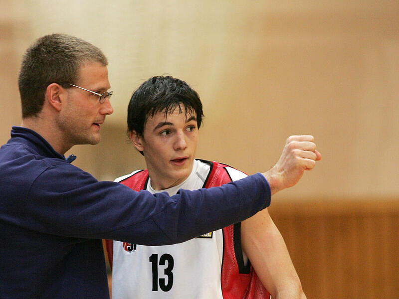 NBBL-Zeiten: Karsten Tadda im Austausch mit Trainer Christian Bischoff.