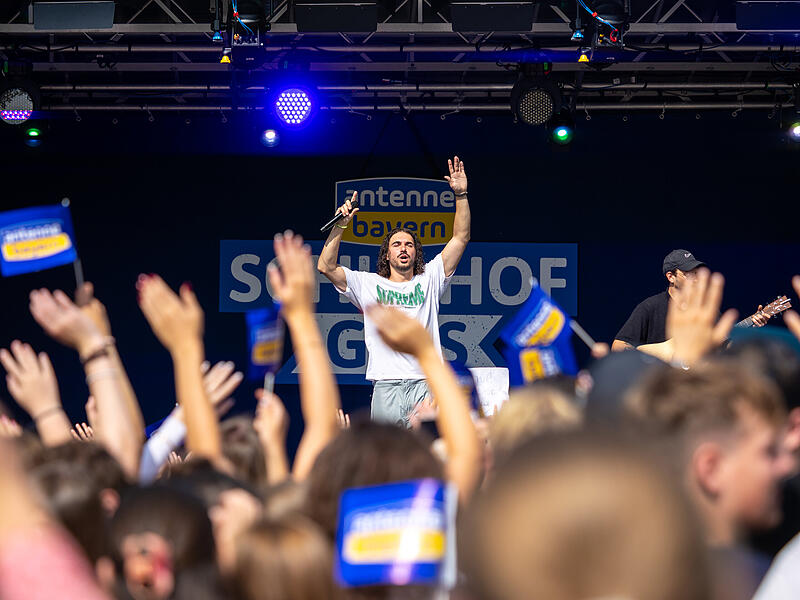 Antenne Bayern Schulhof Gig 2025 HöchstadtAntenne Bayern Schulhof Gig 2025 Höchstadt Zum zweiten Schulhof Gig brachte der Radiosender Antenne Bayern die Band ClockClock an das Gymnasium in Höchstadt.