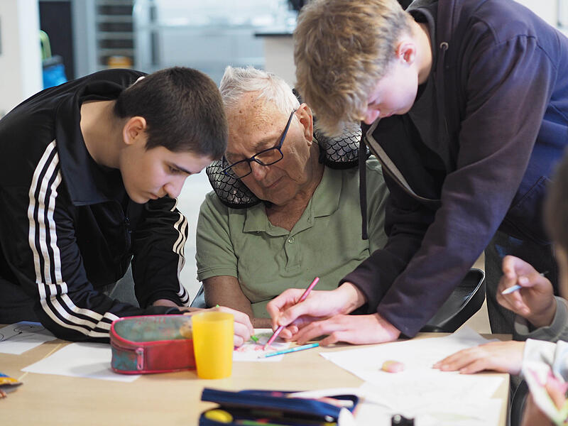 Jugendliche der R&uuml;ckert-Schule bei Senioren im Pflegeheim