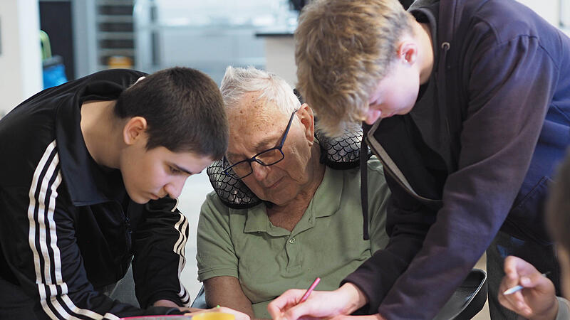 Jugendliche der R&uuml;ckert-Schule bei Senioren im Pflegeheim