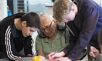 Jugendliche der R&uuml;ckert-Schule bei Senioren im Pflegeheim