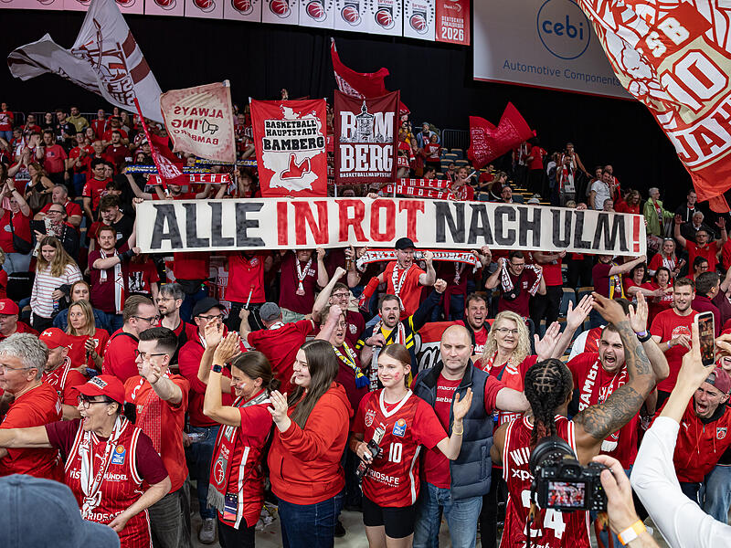 "Alle in Rot nach Ulm!" Unter diesem Motto geht es für etwa 200 Bamberger Fans am Samstag zum Auswärtsspiel nach Ulm. Beim Heimspiel am Montag mischten sich auch einige Hagener Anhänger unter die Bamberger Fans. "Alle in Rot nach Ulm!" Unter diesem Motto geht es für etwa 200 Bamberger Fans am Samstag zum Auswärtsspiel nach Ulm. Beim Heimspiel am Montag mischten sich auch einige Hagener Anhänger unter die Bamberger Fans.