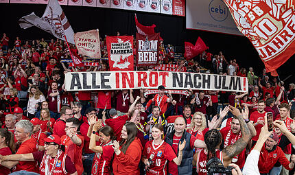 "Alle in Rot nach Ulm!" Unter diesem Motto geht es f&uuml;r etwa 200 Bamberger Fans am Samstag zum Ausw&auml;rtsspiel nach Ulm. Beim Heimspiel am Montag mischten sich auch einige Hagener Anh&auml;nger unter die Bamberger Fans.