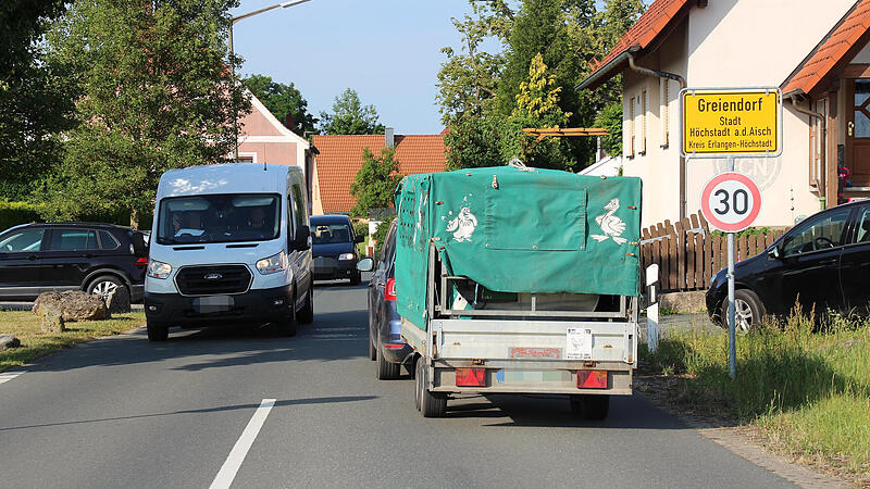 Eng geht es zu auf der Ortsdurchfahrt von Greiendorf. Vor allem Ortskundige, aber auch viele Lastwagenfahrer nutzen diesen Schleichweg. Hier die Stra&szlig;e &uuml;berqueren zu wollen, ist so riskant wie noch nie.