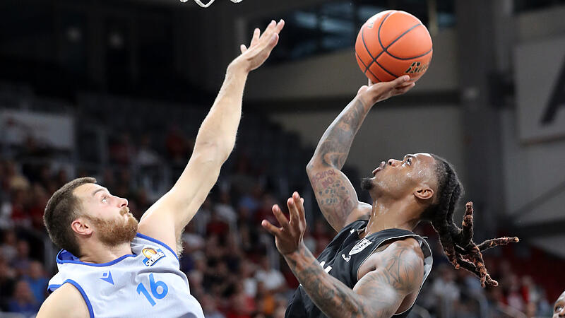 Cobe Williams (rechts, im Testspiel im August noch mit Trainingsshirts) und die Bamberger hatten im August gegen Frankfurt um Radii Caisin deutlich das Nachsehen. Nun sind die Voraussetzungen allerdings andere.