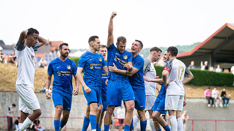 Christoph Schuster (Mitte) jubelt mit seiner SpVgg Reuth, nachdem er in der Verlängerung das 2:1 gegen den ATSV Forchheim per Kopf erzielt hatte. Christoph Schuster (Mitte) jubelt mit seiner SpVgg Reuth, nachdem er in der Verlängerung das 2:1 gegen den ATSV Forchheim per Kopf erzielt hatte.