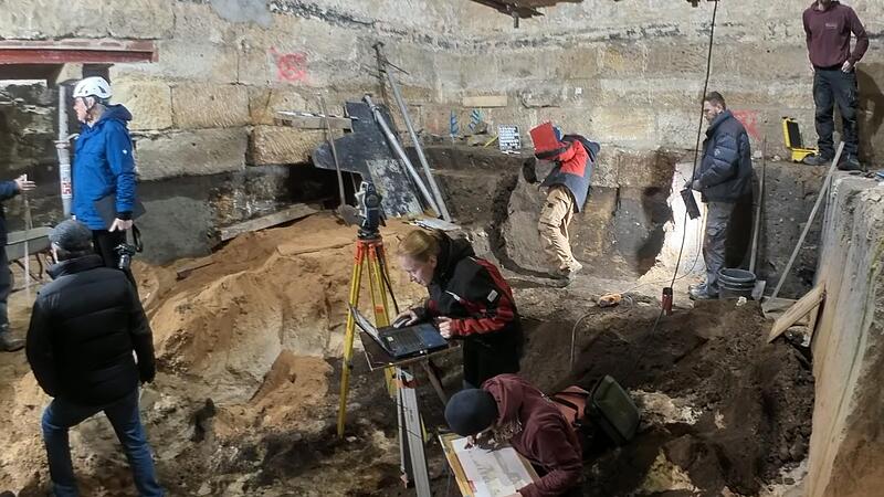Alle H&auml;nde voll zu tun haben die Arch&auml;ologen wie hier beim Vermessen und Zeichnen der Profile in der Registratur des Forchheimer Rathauses. Die Befunde k&ouml;nnen sich laut den Forschern sehen lassen.Forchheim & Fr&auml;nkische Schweiz