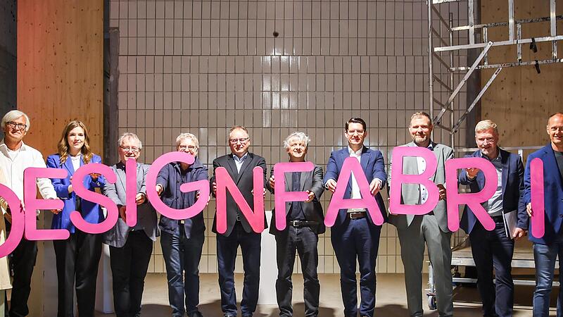 Ehrengäste mit Buchstaben bei der Eröffnung der „Designfabrik“.