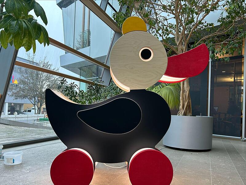 Traditionsreicher Spielwarenhersteller aus dem Landkreis Coburg: Auf unserem Archivfoto leuchtet im Foyer der Firmenzentrale in Bad Rodach eine gro&szlig;e Holz-Ente.