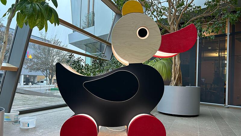 Traditionsreicher Spielwarenhersteller aus dem Landkreis Coburg: Auf unserem Archivfoto leuchtet im Foyer der Firmenzentrale in Bad Rodach eine gro&szlig;e Holz-Ente.